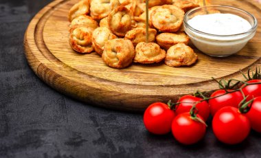 Taze otlar, üst serpilir etli dolma köfte vie