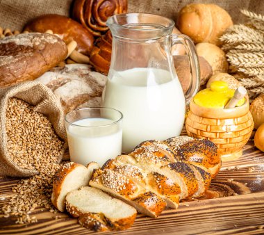 Ahşap masa arkasında pişmiş ekmek çeşitleri