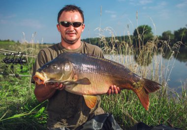 Sazan balıkçılık kupa ile mutlu fener