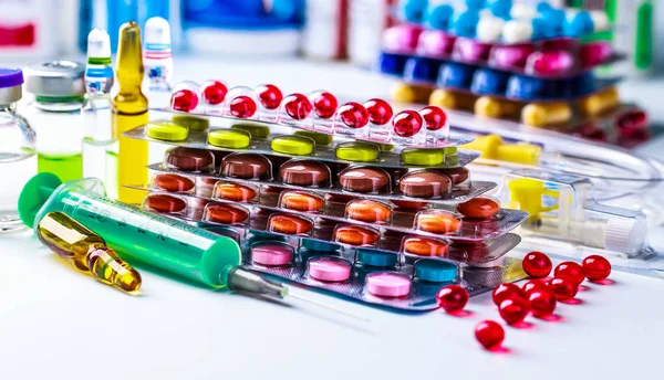 Receta de medicamentos para medicamentos de tratamiento. Medicamentos farmacéuticos —  Fotos de Stock