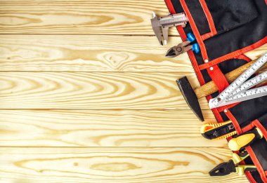 Kopya alanı ile ahşap tahtalar üzerindeki araç kemeri araçları