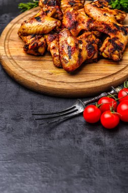 Izgara veya fırında tavuk kanadı barbekü sosu ile sırlı kavrulmuş