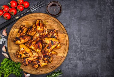 Izgara veya fırında tavuk kanadı barbekü sosu ile sırlı kavrulmuş