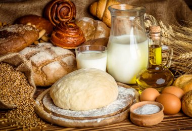 Ahşap masa arkasında pişmiş ekmek çeşitleri