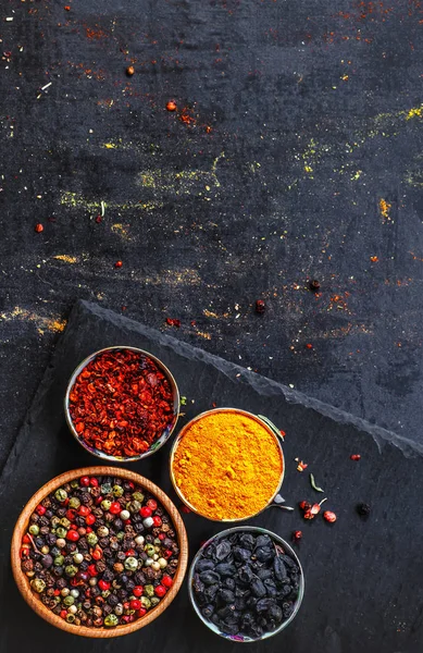 Grote reeks van Indiase kruiden en specerijen. Op het zwarte schoolbord. — Stockfoto