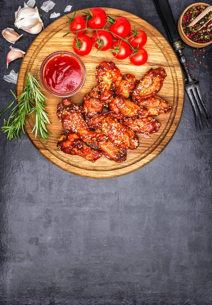 Крилате м "ясо - смажені крильця з червоним пряним соусом — стокове фото