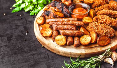 Jambon ve sosis dahil çeşitli et ürünleri..