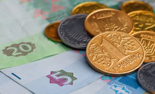 Dinero ucraniano - moneda y hryvnia — Foto de Stock
