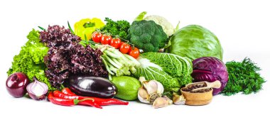 Beyaz arka planda izole edilmiş taze sebzeler..