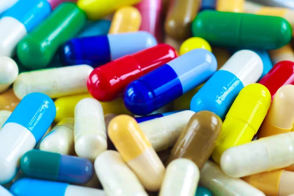 Красочные таблетки медицины и антибиотики / таблетки медицины — стоковое фото