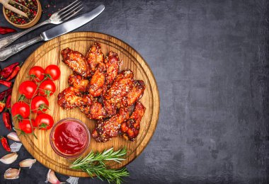 Sıcak Et Tabakları - Kırmızı Baharatlı Izgara Tavuk Kanatları
