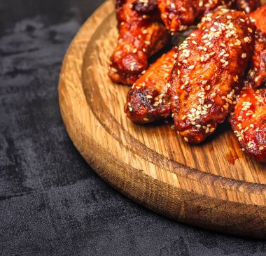 Sıcak Et Tabakları - Kırmızı Baharatlı Izgara Tavuk Kanatları