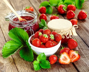 Ev yapımı çilek reçel veya marmelat cam kavanoz ve ba