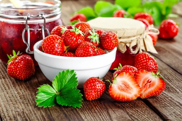 Marmellata di fragole fatta in casa o marmellata nel barattolo di vetro e il ba — Foto Stock