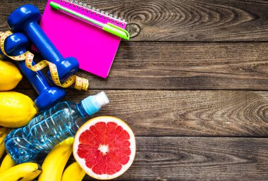 Dambıl ve taze meyve ile fitness kavramı