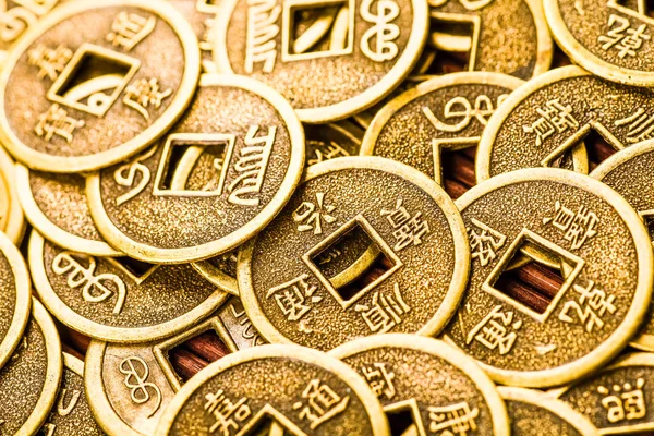 Mnoho zlatých mincí. Čínské peníze — Stock fotografie