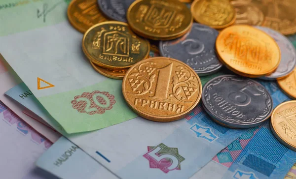 Uang Ukraina - koin dan hryvnia — Stok Foto