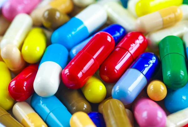Bunte Pillen Medizin & Antibiotika / Tabletten Medizin — Stockfoto