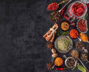 Çeşitli baharatlar kaşık taş masada. Üstten Görünüm .