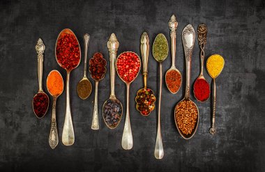 Çeşitli baharatlar kaşık taş masada. Üstten Görünüm .