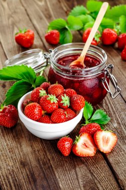 Ev yapımı çilek reçel veya marmelat cam kavanoz ve ba