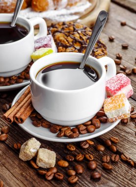 Ay çöreği, yaprakları, kesme tahtası ve siyah kahve Kahvaltı