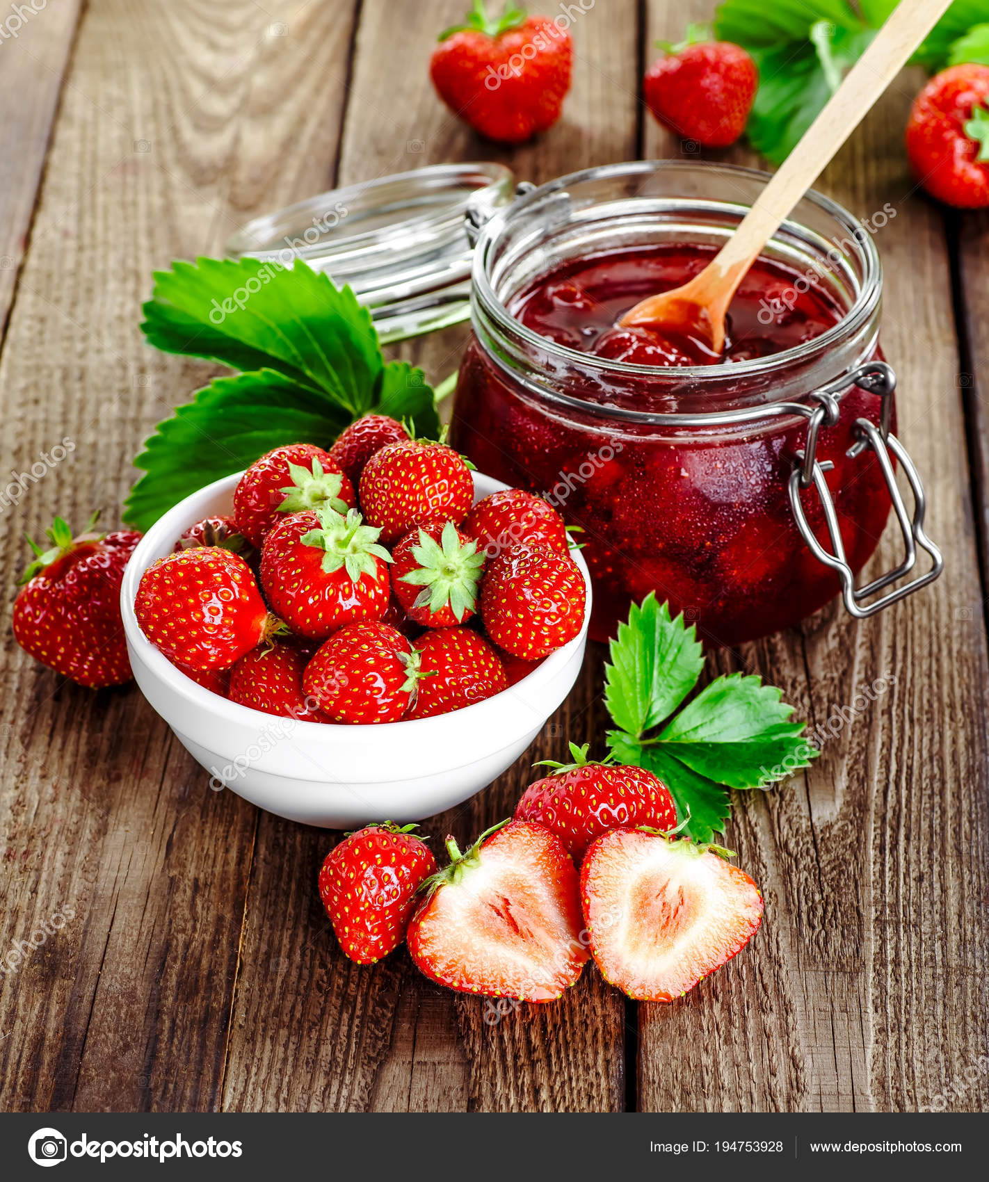 Hausgemachte Erdbeermarmelade oder Marmelade im Glas und im Glas ...