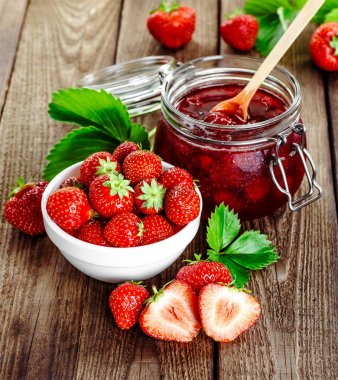 Ev yapımı çilek reçel veya marmelat cam kavanoz ve ba