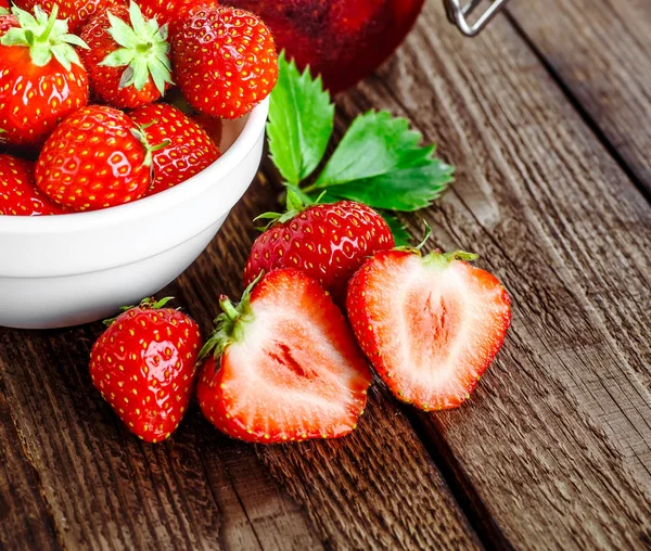 Hausgemachte Erdbeermarmelade oder Marmelade im Glas und im Glas — Stockfoto