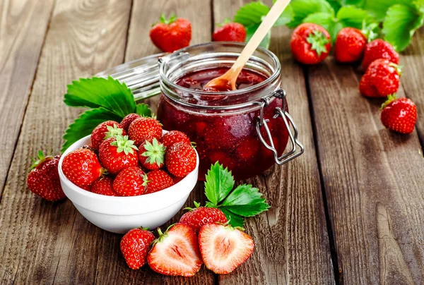 Confiture ou marmelade de fraises maison dans le bocal en verre et le ba — Photo