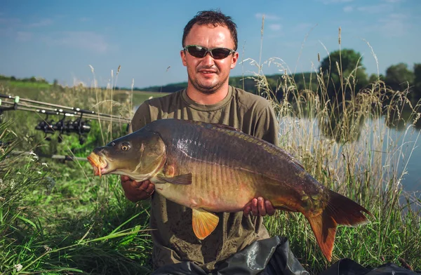 Pêcheur heureux avec trophée de pêche à la carpe — Photo