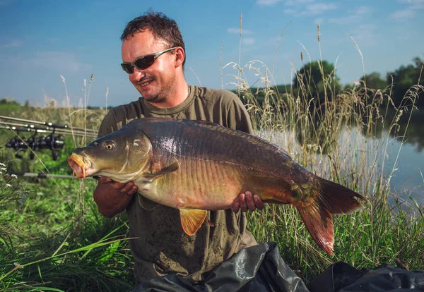 Pêcheur heureux avec trophée de pêche à la carpe — Photo