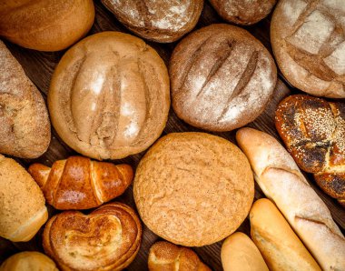 Masada taze kokulu ekmek. Yiyecek konsepti