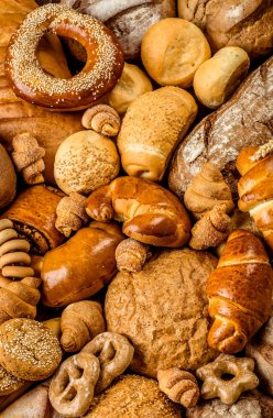 Masada taze kokulu ekmek. Yiyecek konsepti