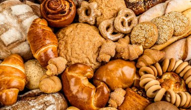 Masada taze kokulu ekmek. Yiyecek konsepti