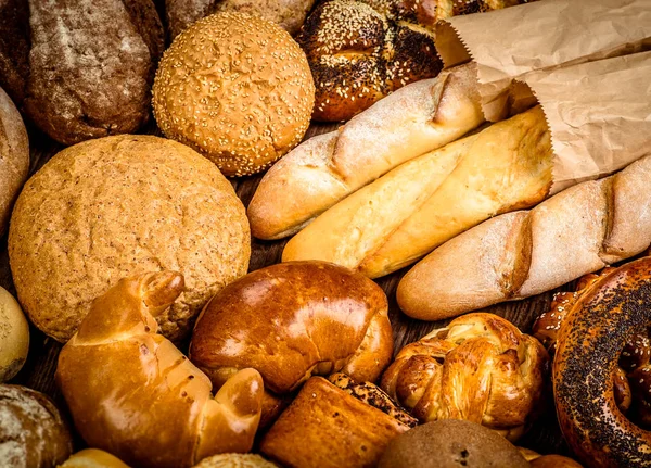 Pan fresco y fragante sobre la mesa. Concepto alimenticio —  Fotos de Stock