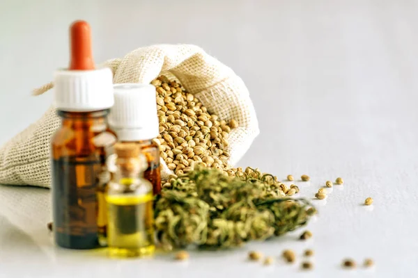 Aceite de cannabis medicinal (marihuana) listo para el consumo, cannabi — Foto de Stock