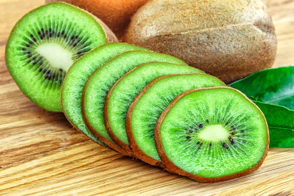 Kiwi fruta no fundo de madeira marrom. Kiwi fruta é doce e s — Fotografia de Stock