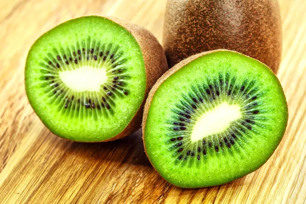 Kiwi fruta no fundo de madeira marrom. Kiwi fruta é doce e s — Fotografia de Stock