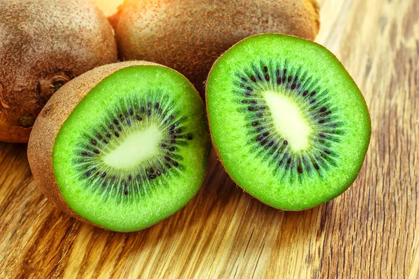 Kiwi fruta no fundo de madeira marrom. Kiwi fruta é doce e s — Fotografia de Stock
