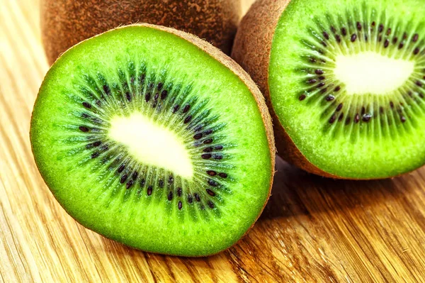 Kiwi fruta no fundo de madeira marrom. Kiwi fruta é doce e s — Fotografia de Stock