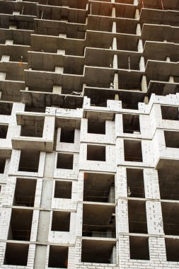 İnşaat site arka plan. Vinçler ve yeni multi-stor kaldırma