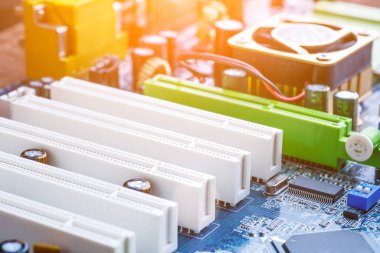 Çip gibi elektronik bileşenleri olan elektronik devre kartı