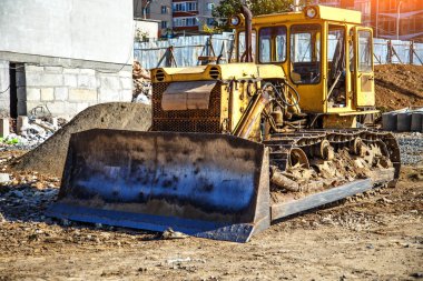 Sarı Buldozer yeni şantiyede, parlak güneşli...