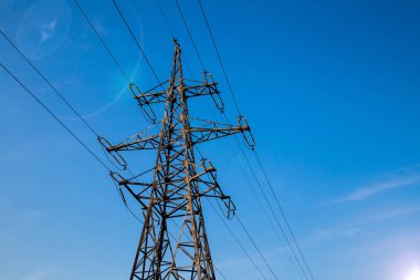 Yüksek voltajlı elektrik hatları. Elektrik direci. Güç Kulesi.Dağıtım