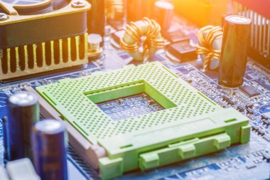 Çip gibi elektronik bileşenleri olan elektronik devre kartı