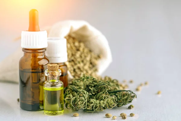Aceite de cannabis medicinal (marihuana) listo para el consumo, cannabi — Foto de Stock