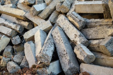 İnşaat atığı, yıkımdan kalan beton döküntüler, yol. C