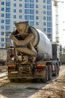 Karıştırıcı kamyonu binanın döküm yerine çimento taşır.
