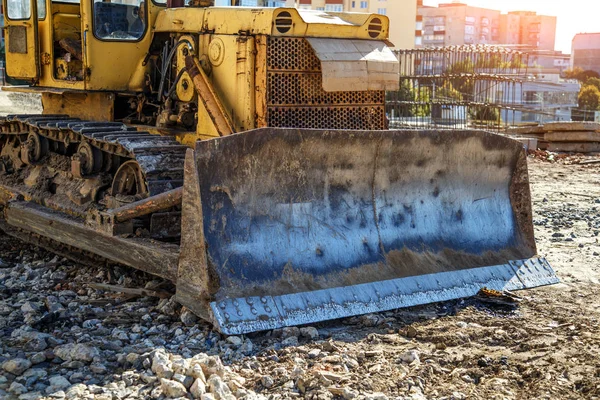 Sarı Buldozer yeni şantiyede, parlak güneşli... — Stok fotoğraf